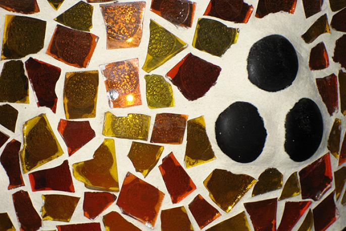 Оригинальная мозаика своими руками: декор из битой посуды